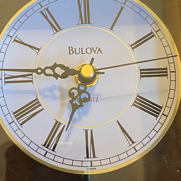 Bulova clock - Picture 1 of 3